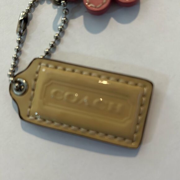 COACH Daisy & Hang Tag Keychain - Picture 2 of 5
